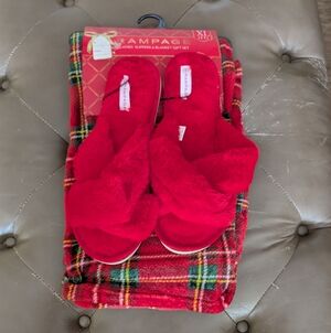 Ladies Slippers And Blanket Gift Set Size XL (11) Red/Plaid